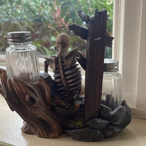 DWK 2010 pirates booty salt and pepper shaker holder display Halloween any time - Picture 2 of 6